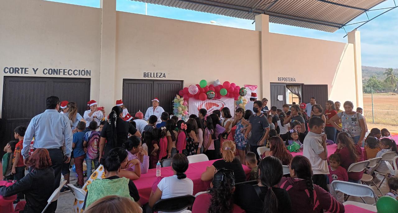 $!Comité de Damas de CMIC ofrece ‘Posada Navideña’ a niños de Invasión de Urías, en Mazatlán