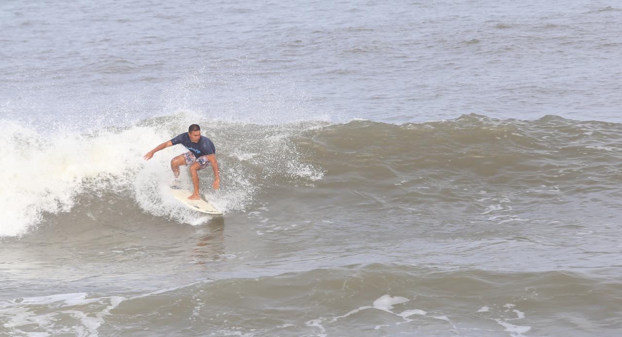 $!Enfrentar las olas que provoca un huracán como Olaf en Mazatlán requiere de experiencia, como la de ‘Becko’ Quintero