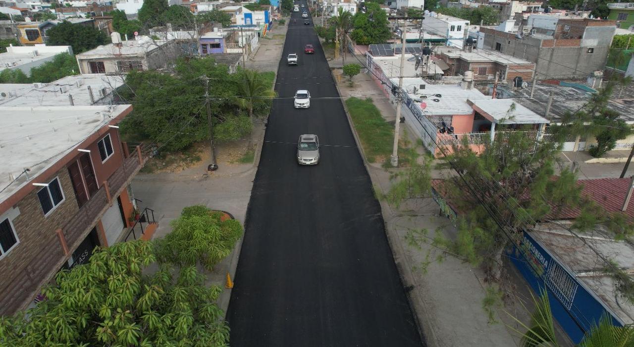 $!Funcionarios revisan los avances de reencarpetado en avenida Internacional, en Mazatlán