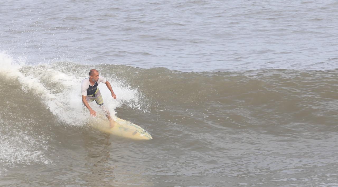 $!Enfrentar las olas que provoca un huracán como Olaf en Mazatlán requiere de experiencia, como la de ‘Becko’ Quintero