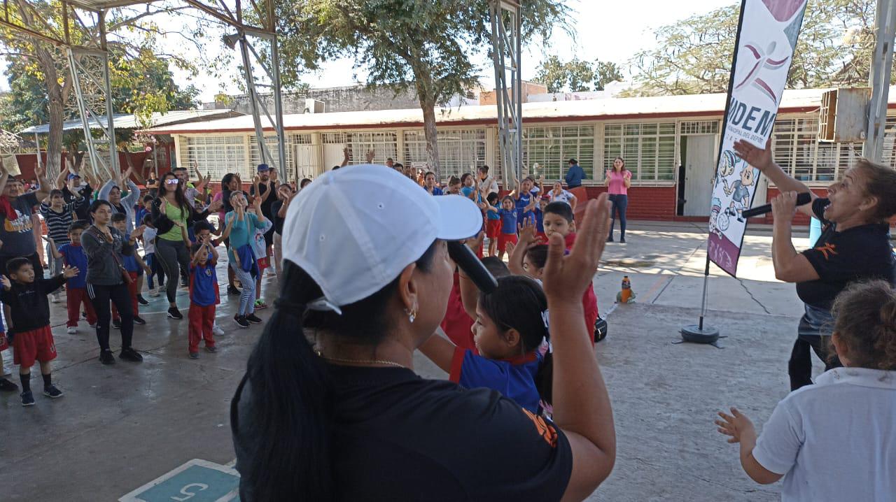 $!Ponen en acción a cientos de niños en Primaria Nezahualcóyotl