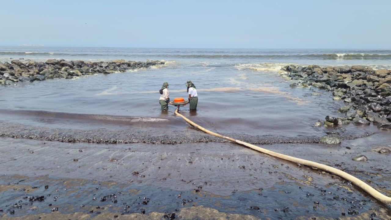 $!Con equipo buscan retirar el crudo de las playas de Perú.