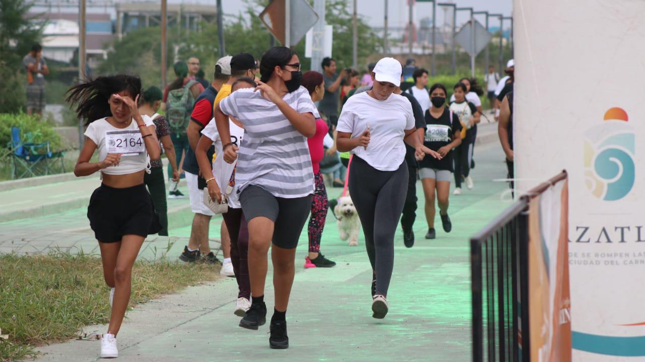 $!Aranza Silva y Pedro Castillo ganan en Mazatlán la Carrera Cobaes Píntate de Verde