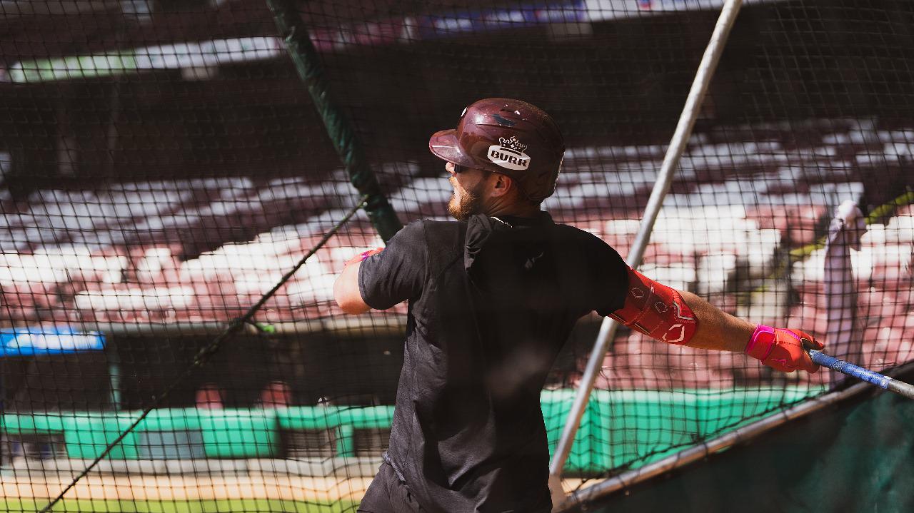 $!Víctor Castañeda trabaja con sesión Live BP desde el bullpen, en la práctica de Tomateros de Culiacán