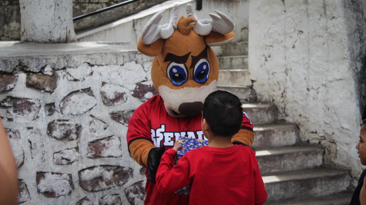 $!Venados de Mazatlán lleva la Navidad al Hogar San Pablo