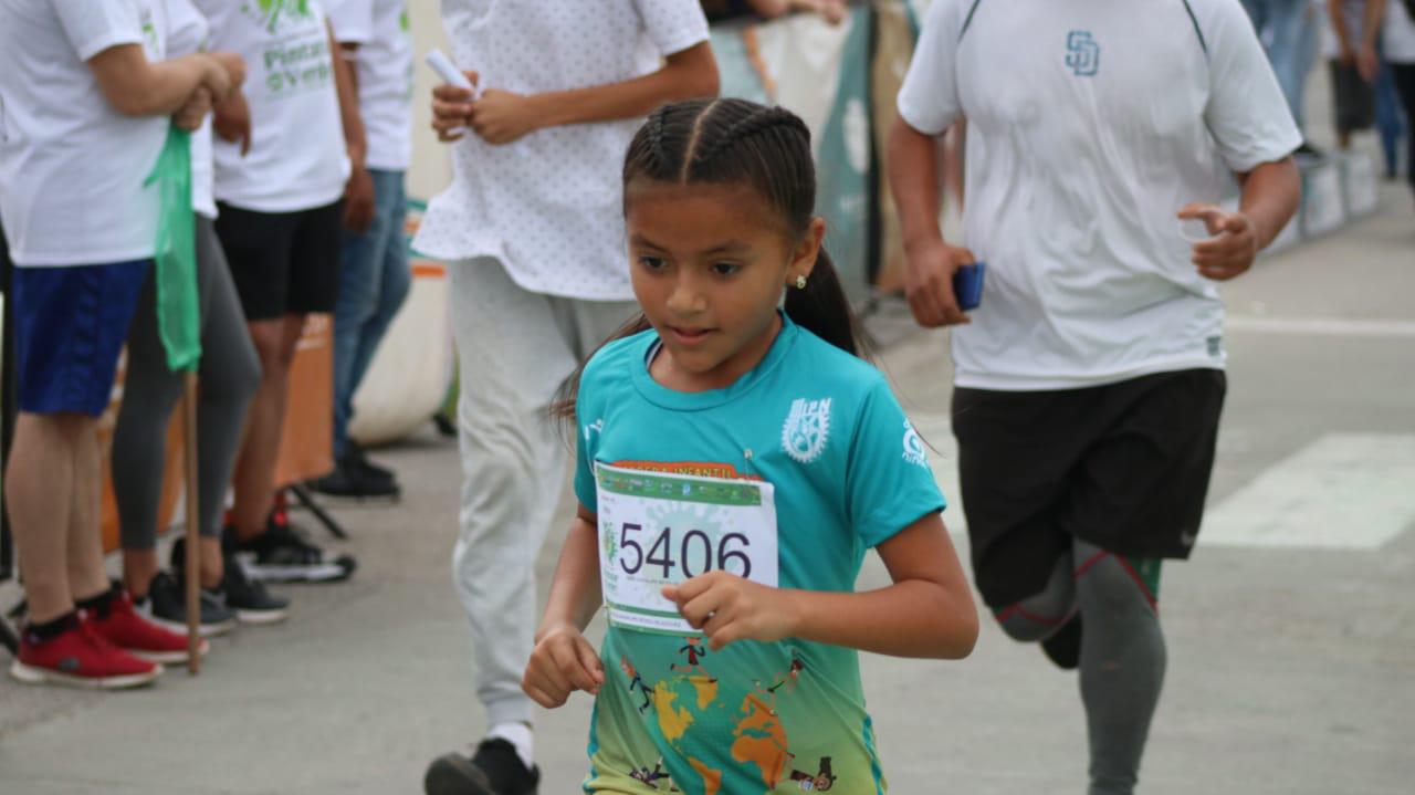 $!Aranza Silva y Pedro Castillo ganan en Mazatlán la Carrera Cobaes Píntate de Verde