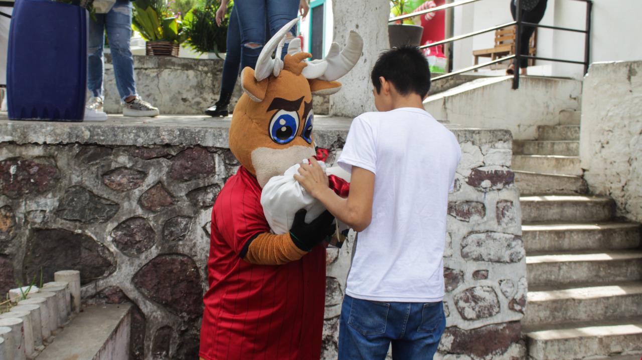 $!Venados de Mazatlán lleva la Navidad al Hogar San Pablo