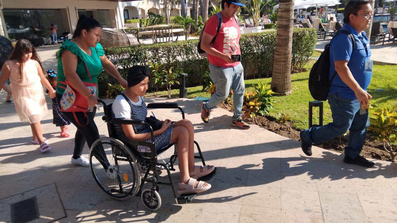 $!Betzabel, joven con cáncer, conoce por primera vez el mar en Mazatlán