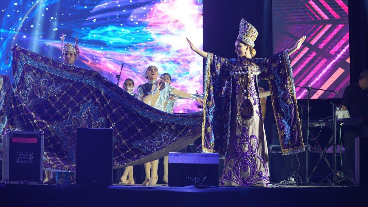 $!Alejandra I, Reina del Carnaval de Mazatlán, saluda a los presentes.