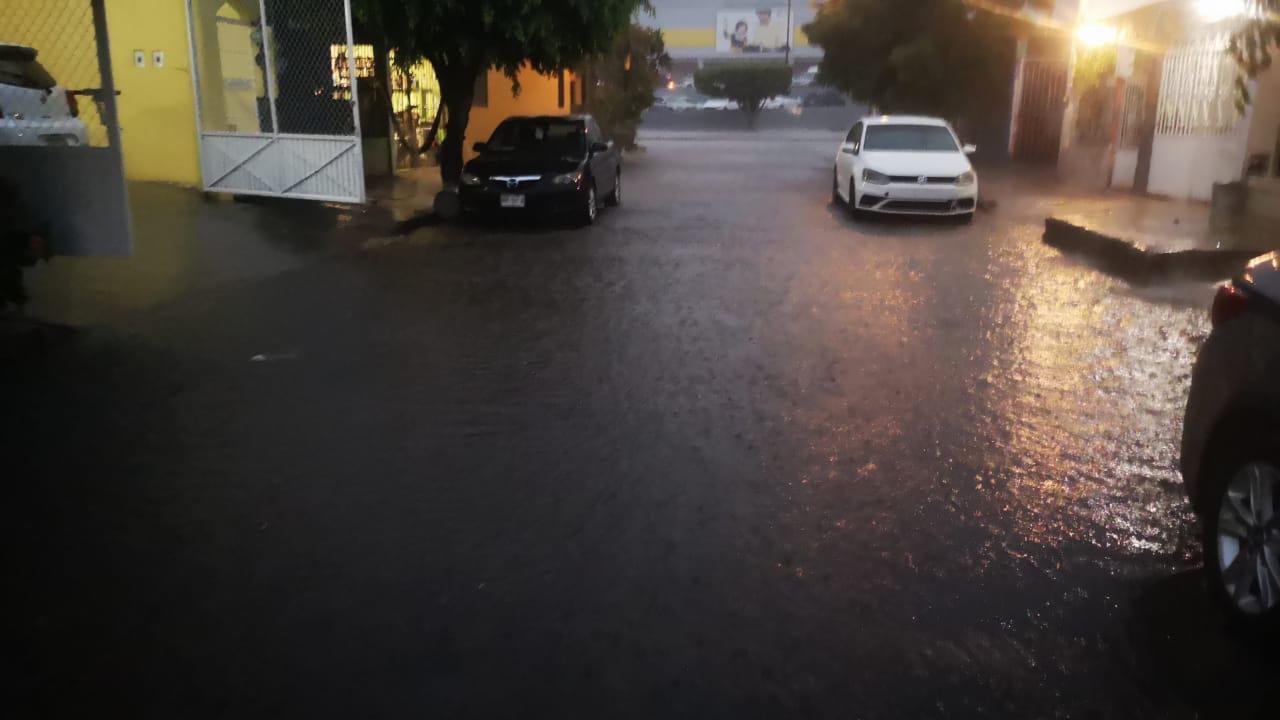 $!Azotan a Mazatlán fuertes lluvias y tormenta eléctrica la tarde de este sábado