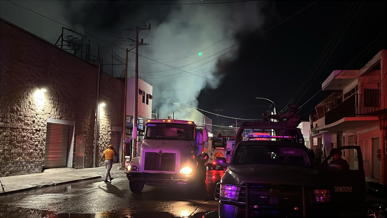 $!Mantiene Bomberos batalla con incendio en dulcería de Navolato