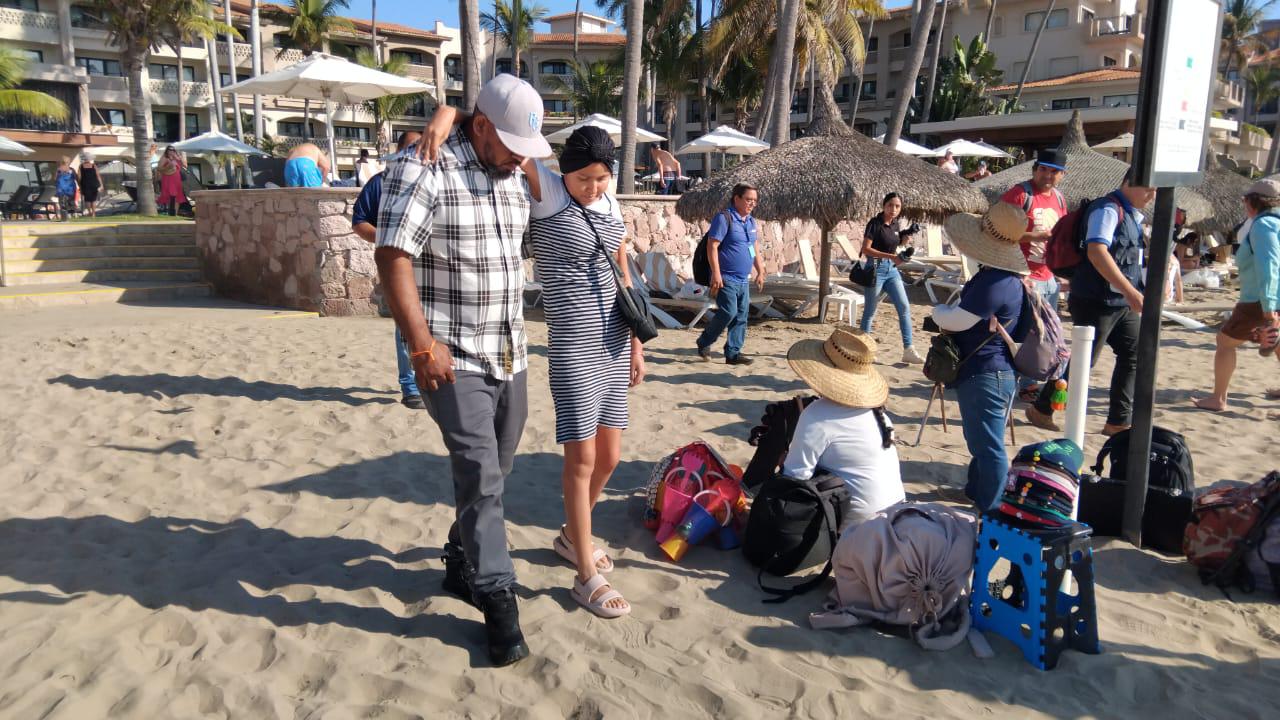 $!Betzabel, joven con cáncer, conoce por primera vez el mar en Mazatlán