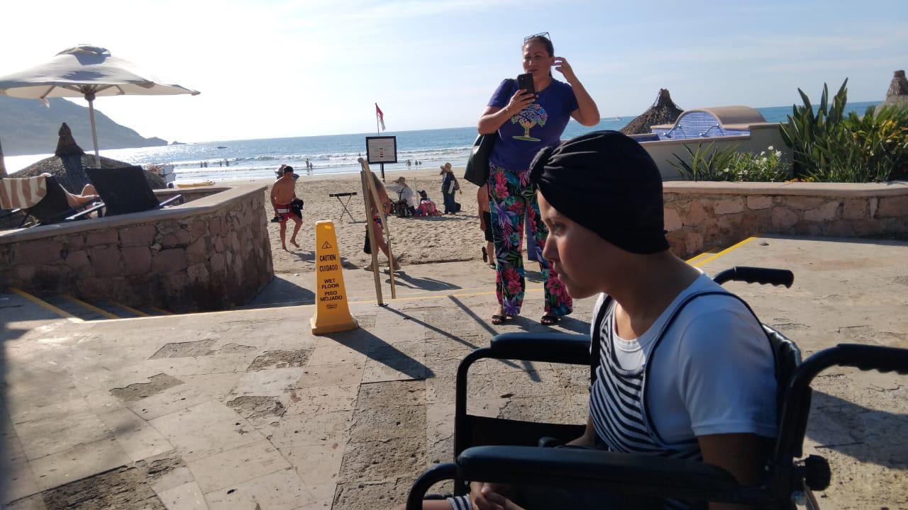 $!Betzabel, joven con cáncer, conoce por primera vez el mar en Mazatlán