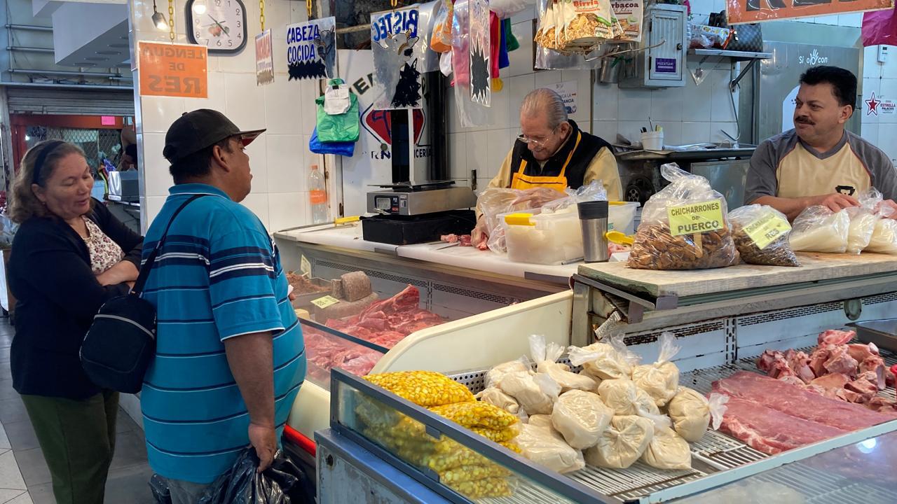 $!Tienen mazatlecos compras de último momento para cena de Año Nuevo