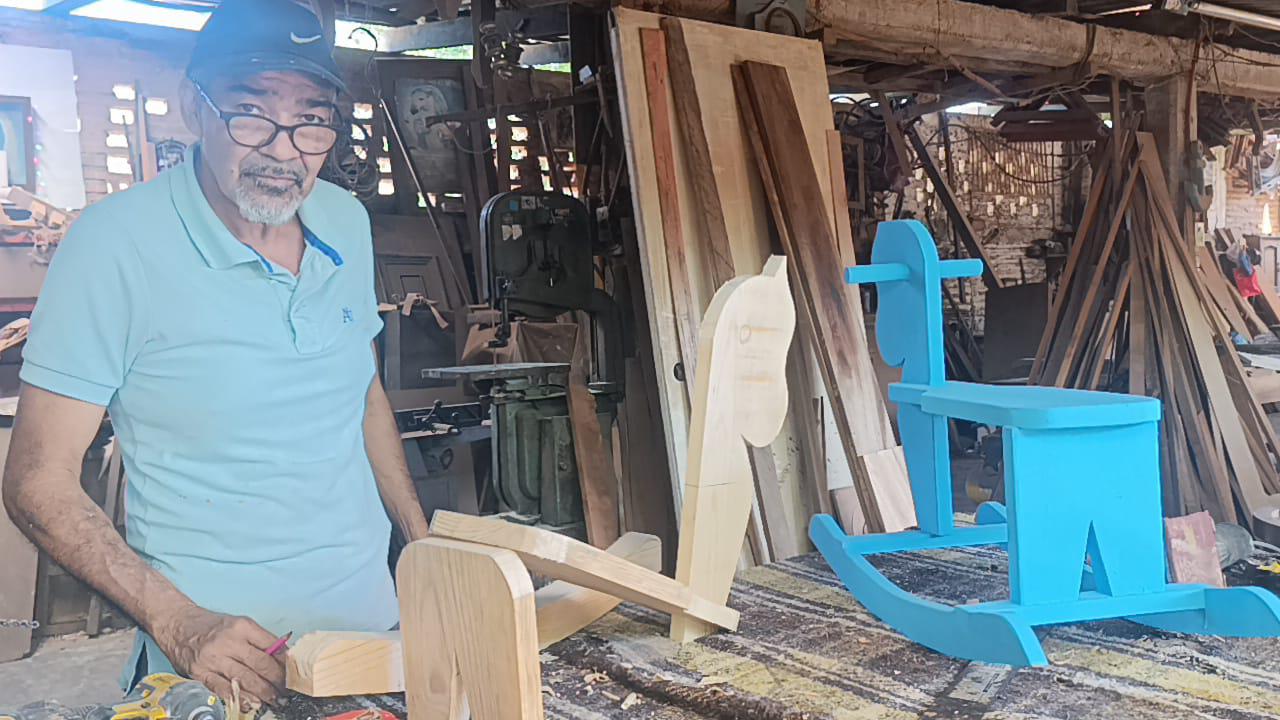 $!En Escuinapa, Iván Aurelio Aguilera conserva la tradición de los caballitos de madera