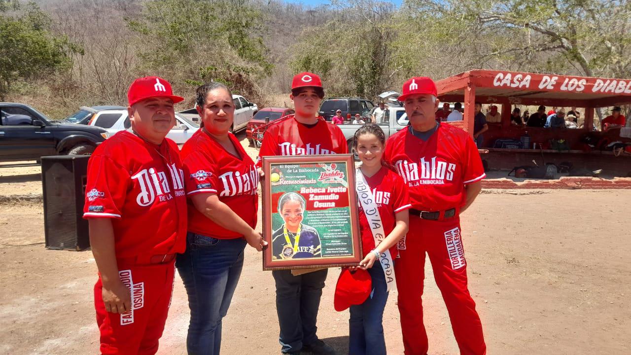 $!Reconocen a Diego Raygoza Mendoza su trayectoria en el beisbol