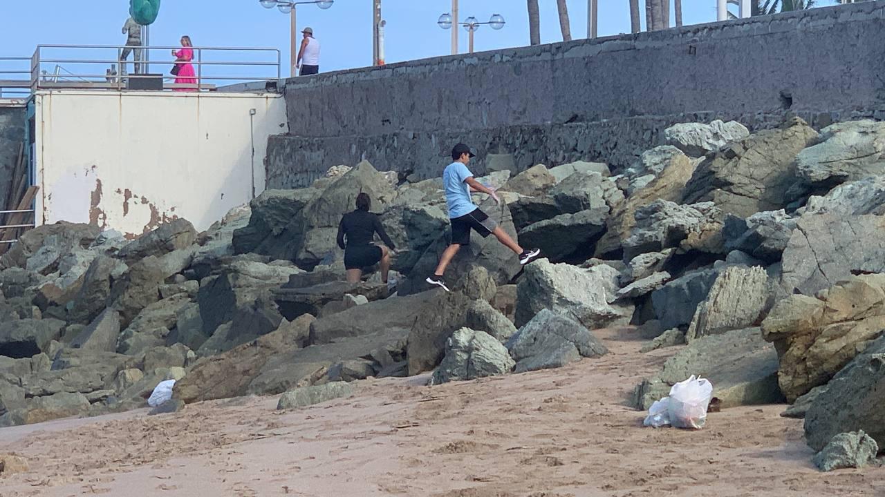 $!MazConCiencia realiza limpieza en el malecón y playas de Olas Altas en Mazatlán