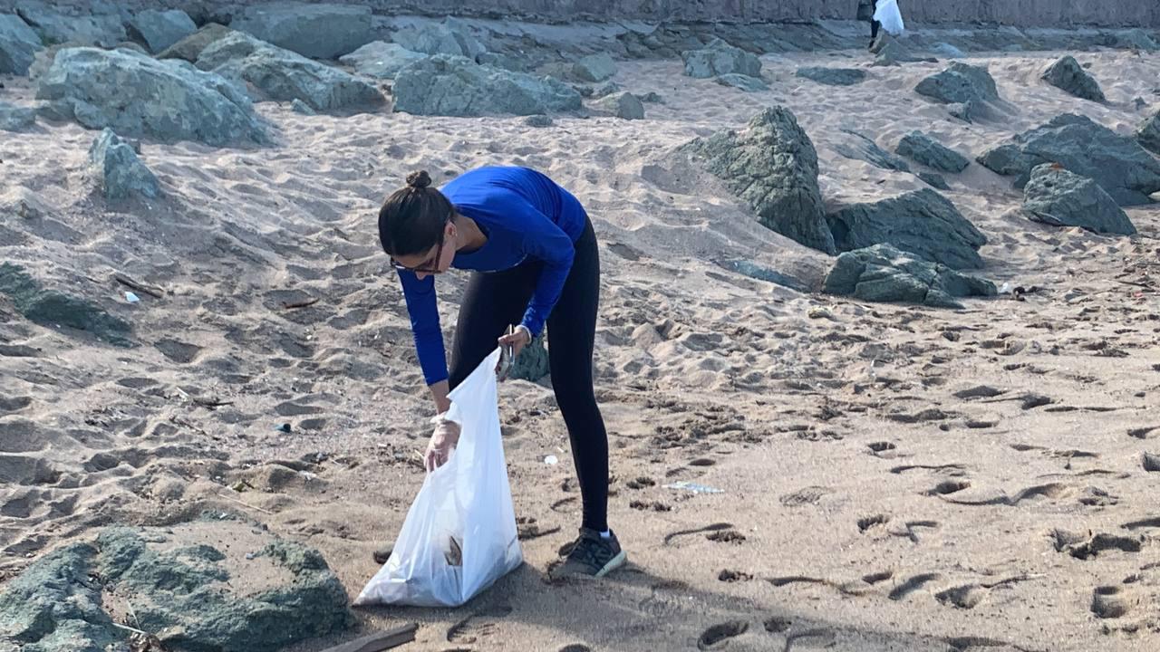 $!MazConCiencia realiza limpieza en el malecón y playas de Olas Altas en Mazatlán