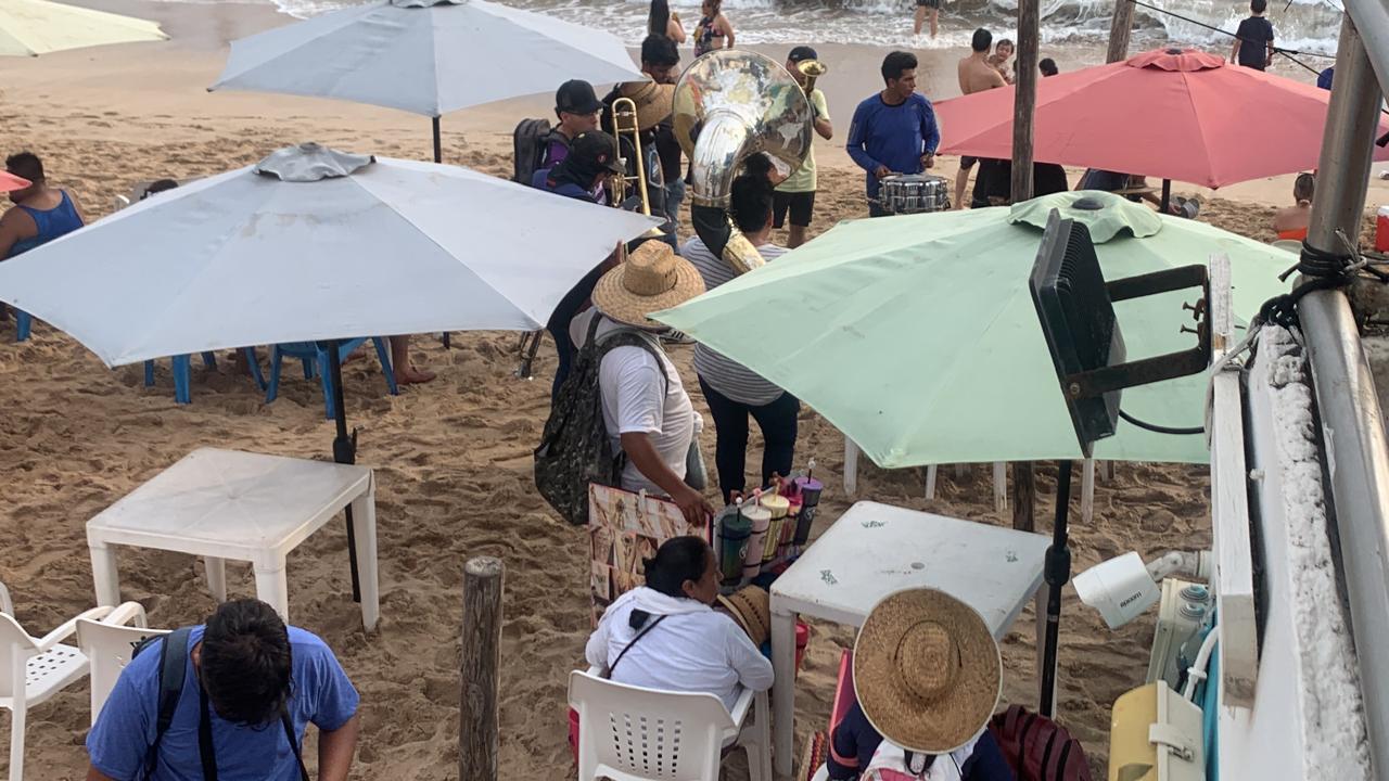 $!Disfrutan de las playas de Mazatlán hasta el último día de vacaciones