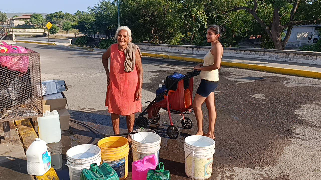 $!Usa doña Socorro una manguera para abastecer de agua su domicilio