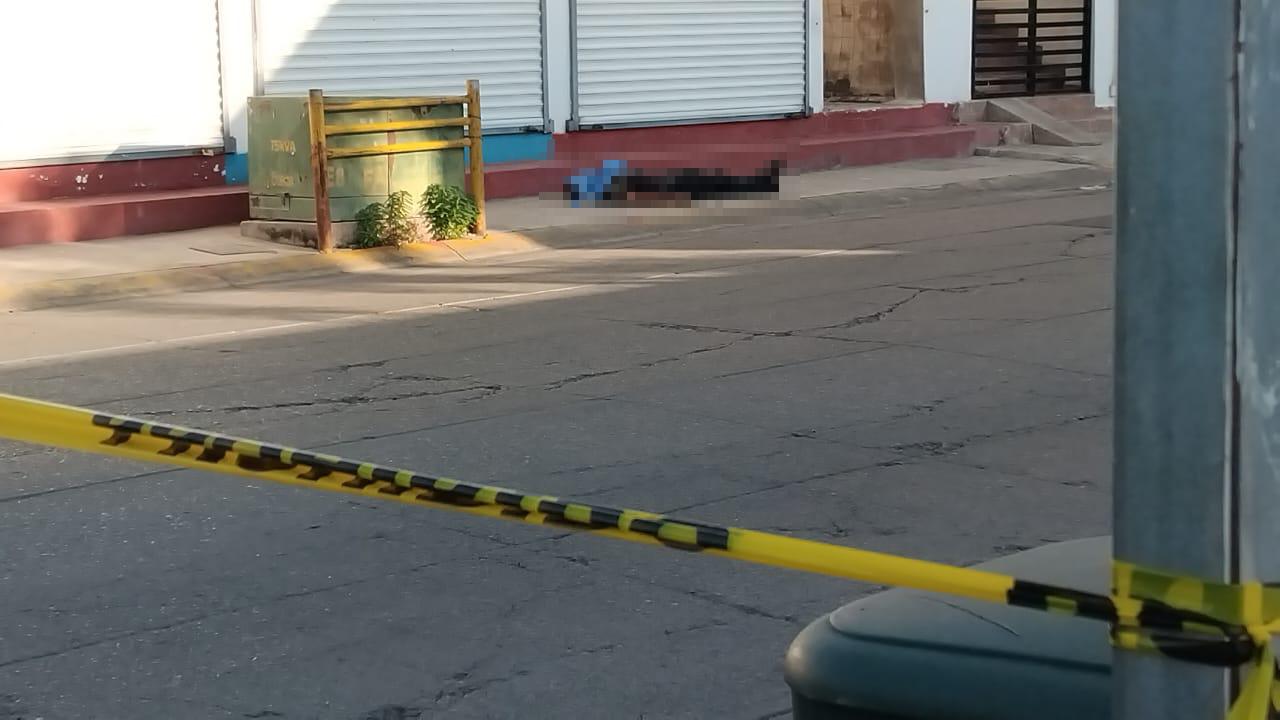 $!Persiguen y asesinan a joven motociclista en Camino Real, en Culiacán; quedó tirado en la calle