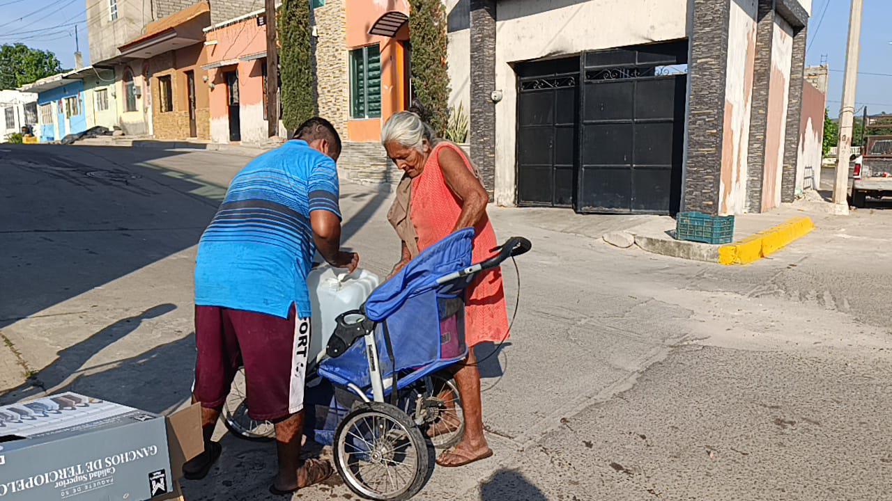 $!Usa doña Socorro una manguera para abastecer de agua su domicilio