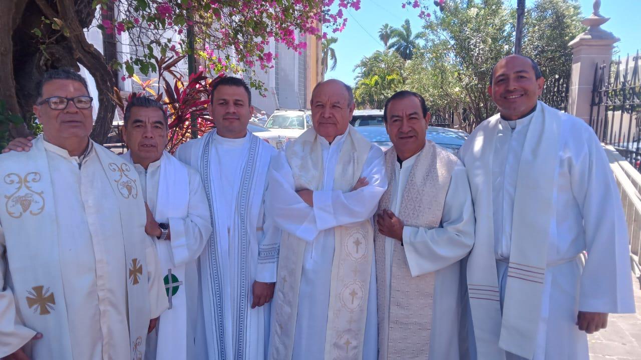 $!Los sacerdotes Santiago Serna, Carlos Ramírez, Irving Jiménez, Javier González, Alfredo Toledano y Roberto del Villar.