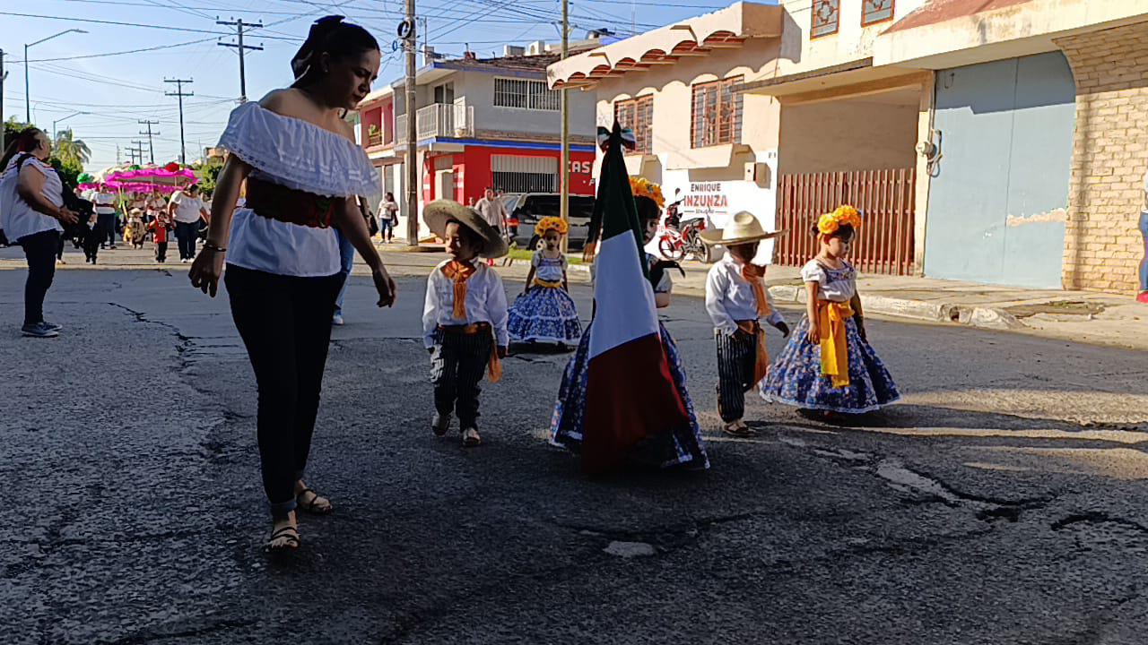 $!Planteles de preescolar de Escuinapa conmemoran con desfile la Revolución Mexicana