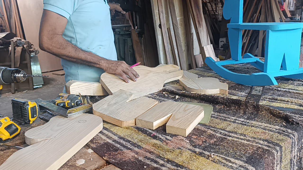 $!En Escuinapa, Iván Aurelio Aguilera conserva la tradición de los caballitos de madera