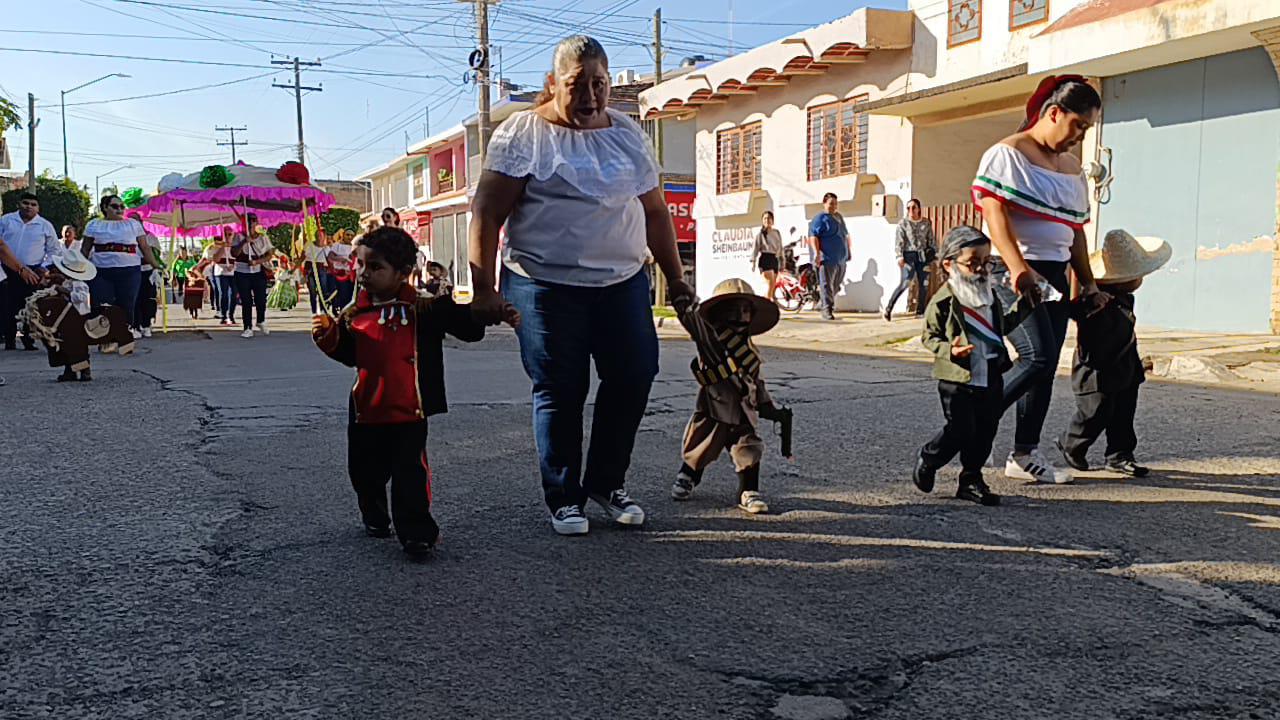 $!Planteles de preescolar de Escuinapa conmemoran con desfile la Revolución Mexicana