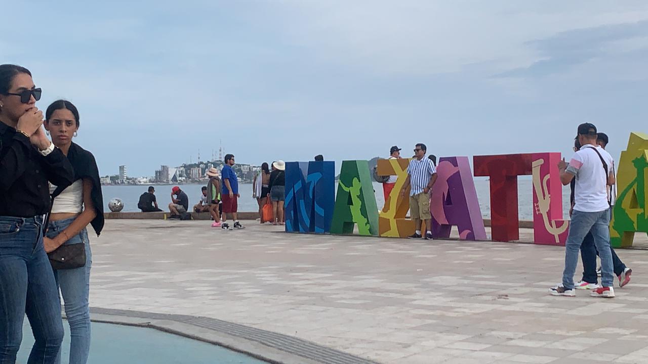 $!Disfrutan de las playas de Mazatlán hasta el último día de vacaciones