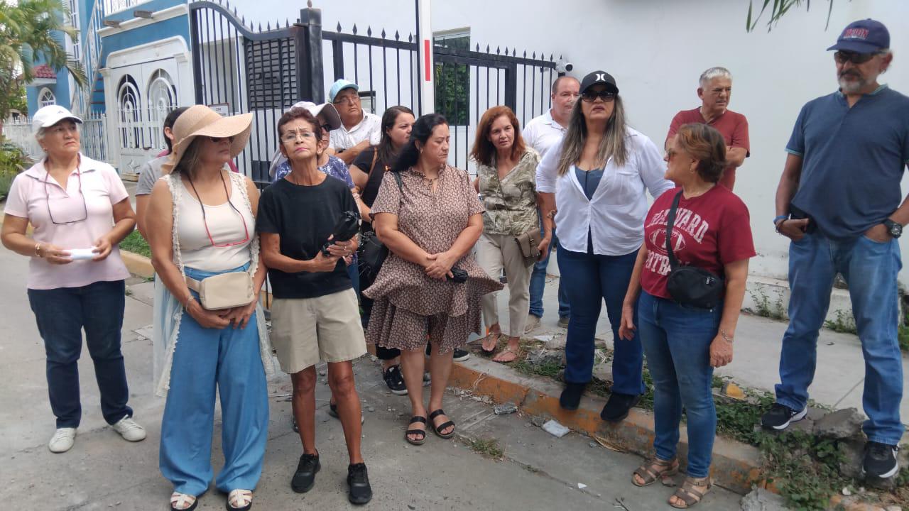 $!Vecinos protestan contra construcción de edificio departamental en Mazatlán