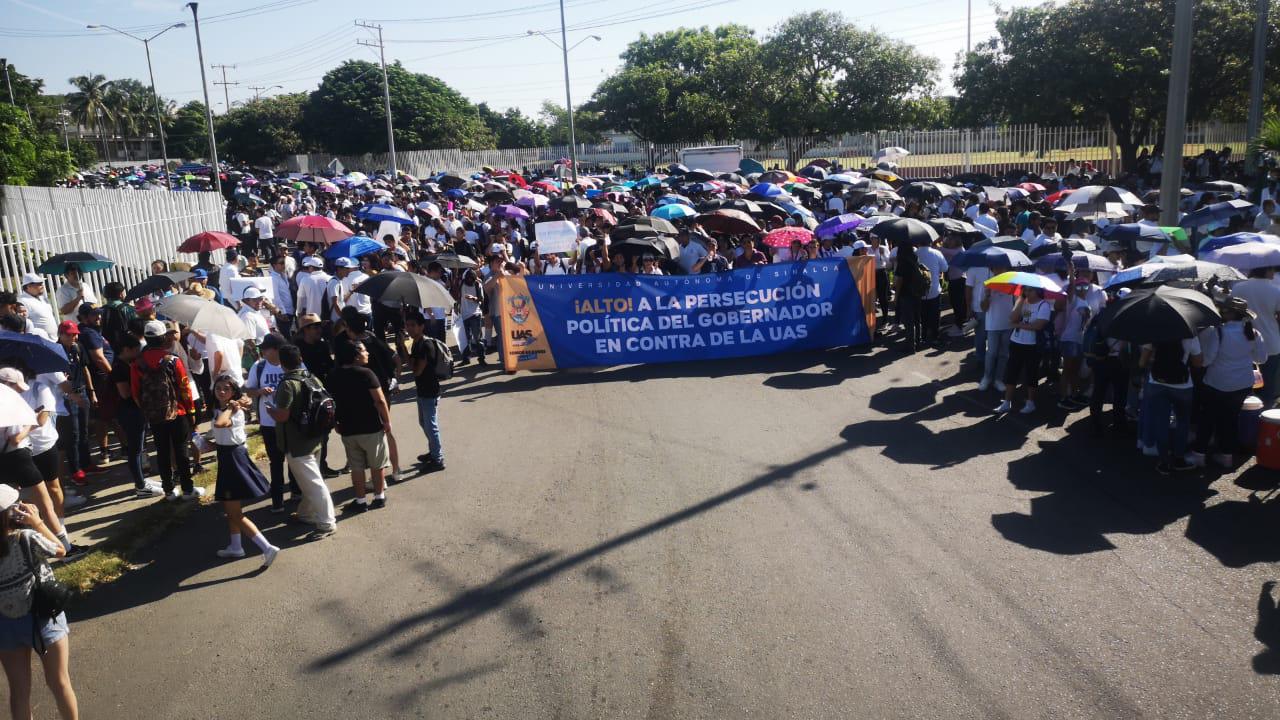 $!Marchan estudiantes de la UAS en Mazatlán tras separación del Rector