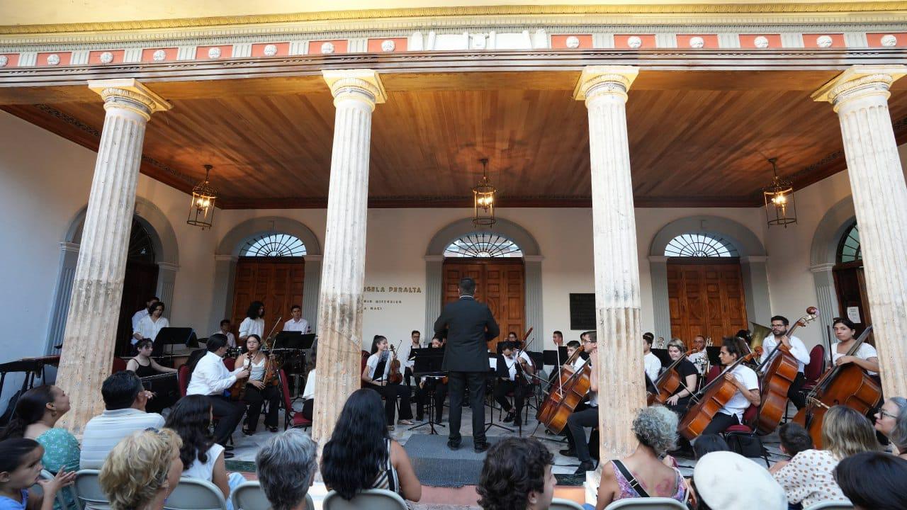 $!En el pórtico del Teatro Ángela Peralta se celebró el evento.