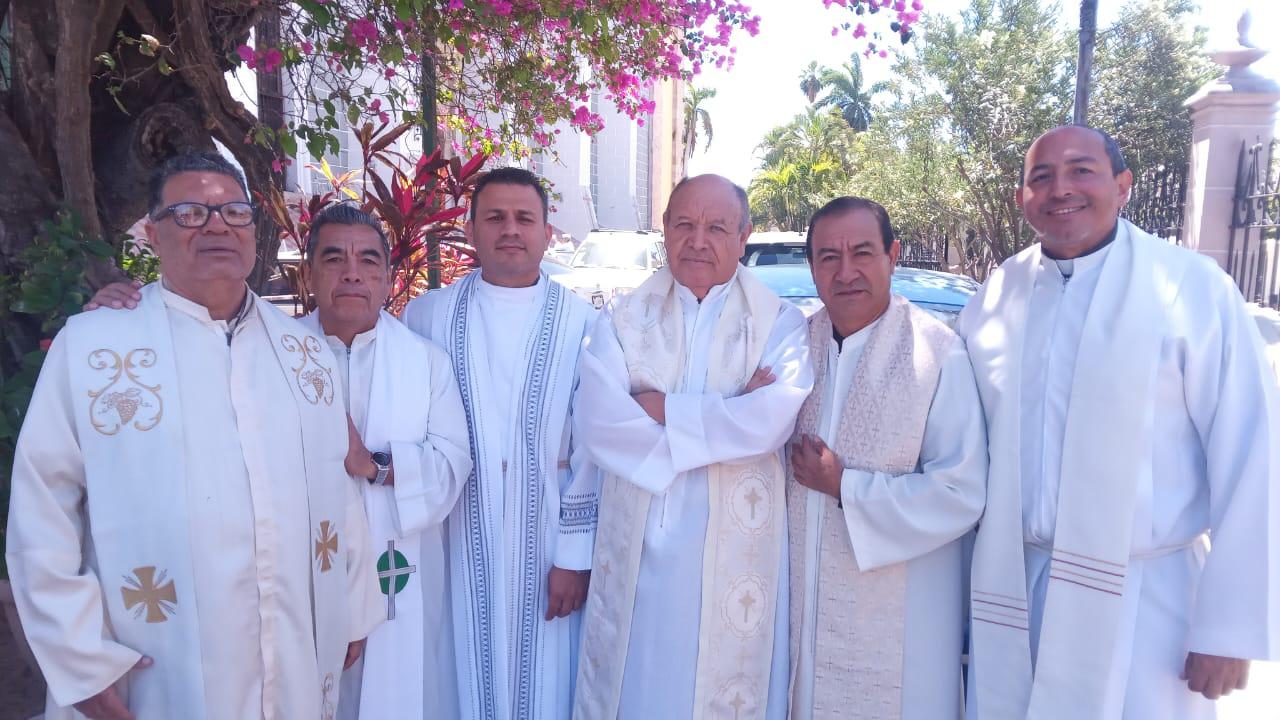 $!Los sacerdotes Santiago Serna, Carlos Ramírez, Irving Jiménez, Javier González, Alfredo Toledano y Roberto del Villar.