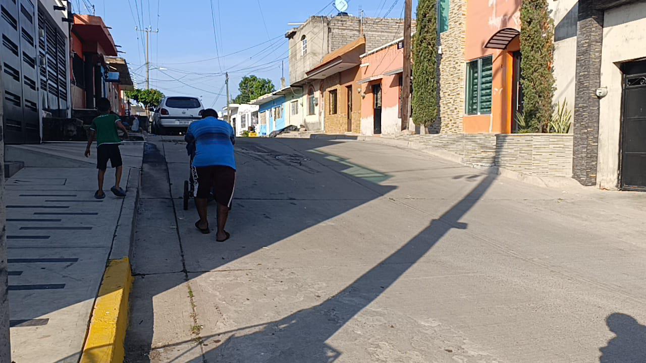 $!Usa doña Socorro una manguera para abastecer de agua su domicilio