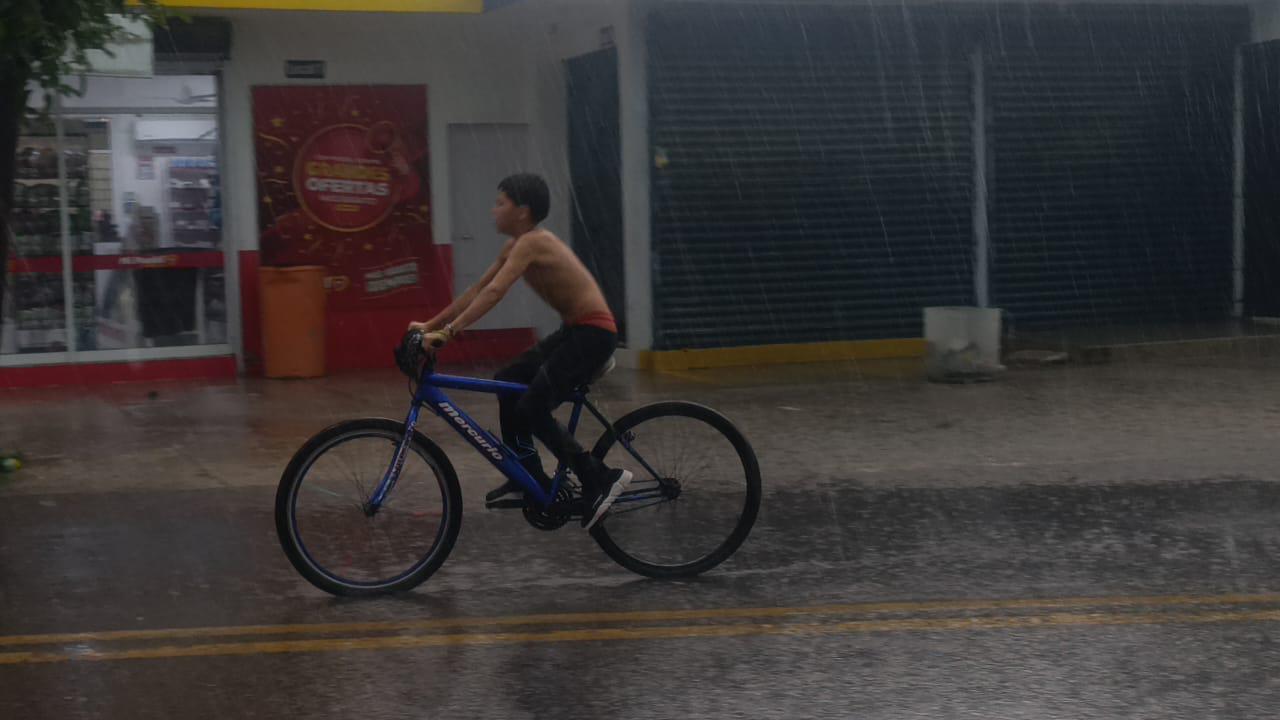 $!Tras día caluroso, se registra lluvia con apagones de energía eléctrica en Escuinapa