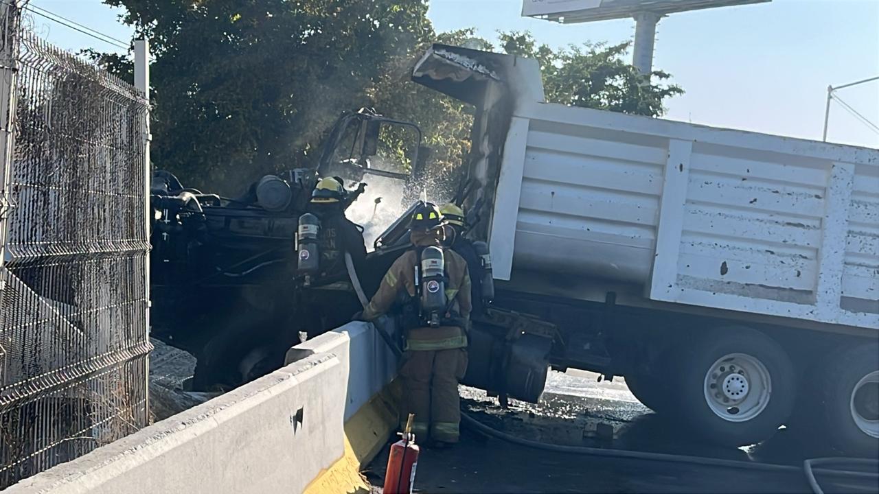 $!Camión de carga choca y se incendia frente a oficinas de Conagua en Culiacán