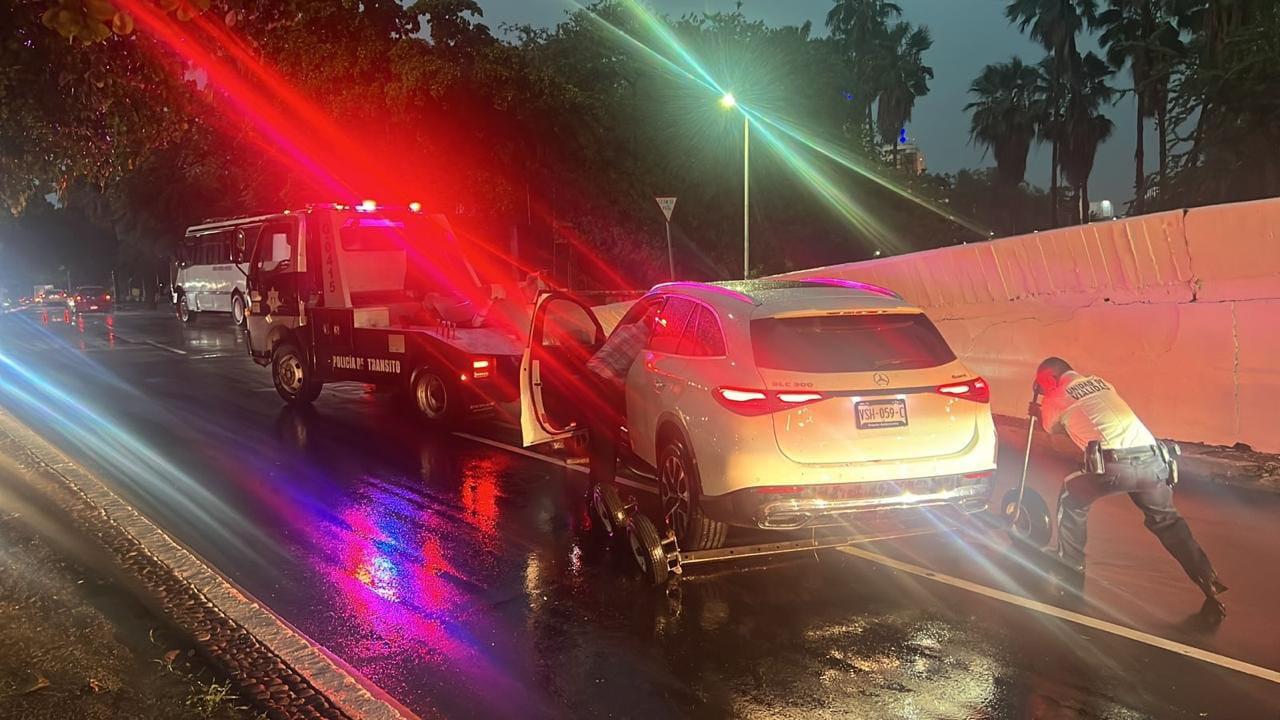 $!Deja lluvia en Culiacán daños en vehículos, árboles caídos y encharcamientos