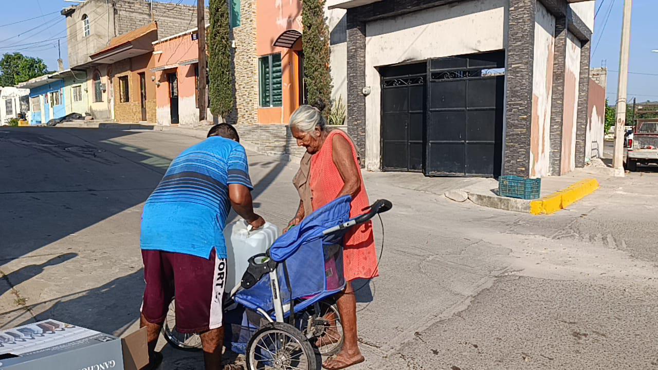 $!Usa doña Socorro una manguera para abastecer de agua su domicilio