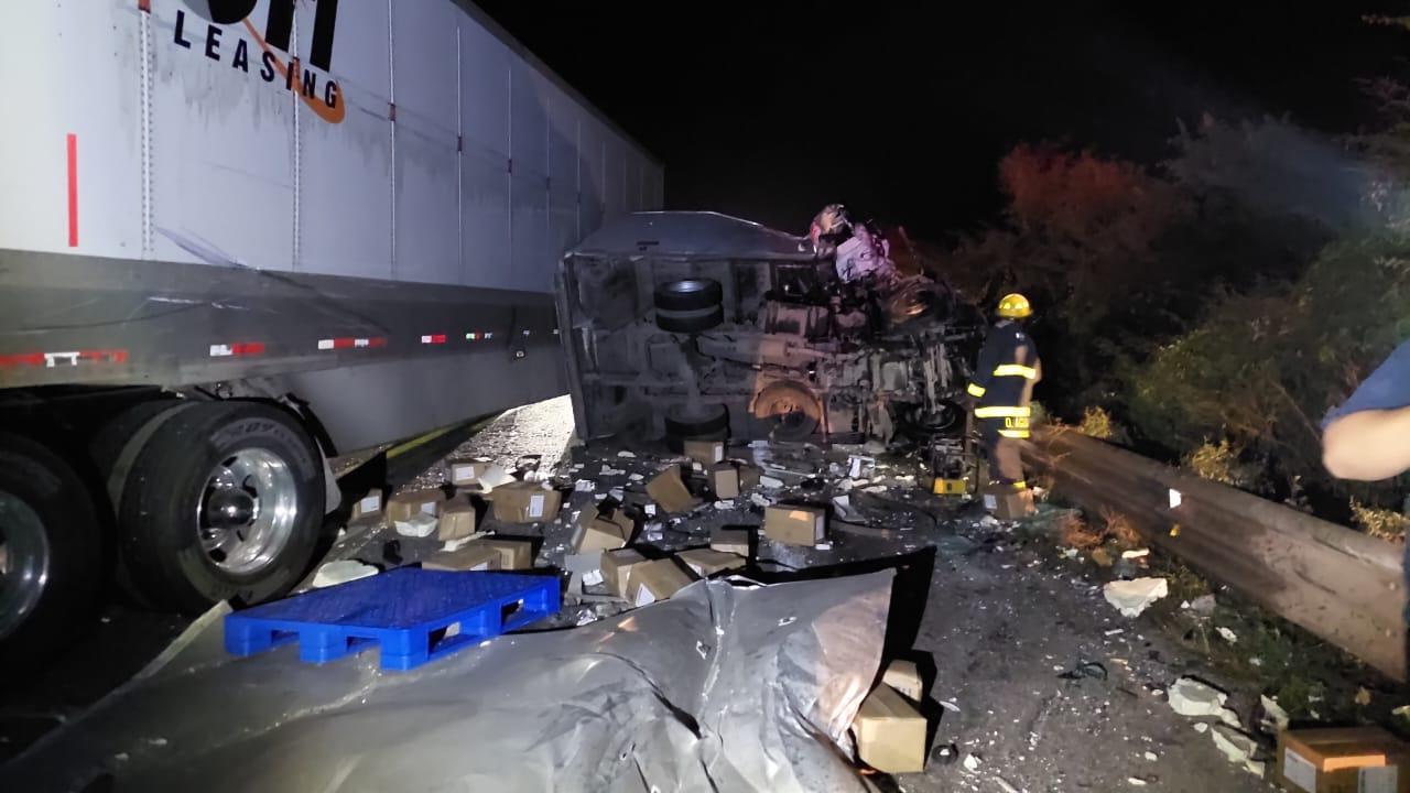 $!Chocan autobús, tráiler y camioneta en Escuinapa; habría 5 muertos