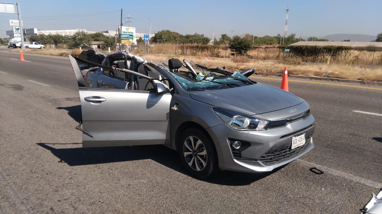 $!Conductor termina herido tras accidente por la México 15, en Culiacán; vehículo queda sin toldo