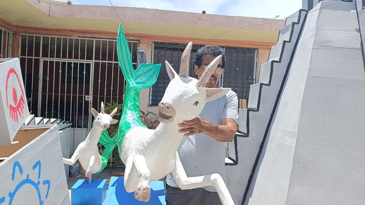 $!Juan Carlos conjuga en carros alegóricos su talento y la pasión por las fiestas de Las Cabras