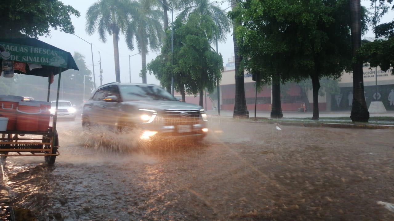 $!Lluvias en Culiacán causan cierres de vialidades, inundaciones y arrastre de vehículos