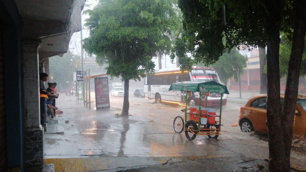 $!Lluvias en Culiacán causan cierres de vialidades, inundaciones y arrastre de vehículos