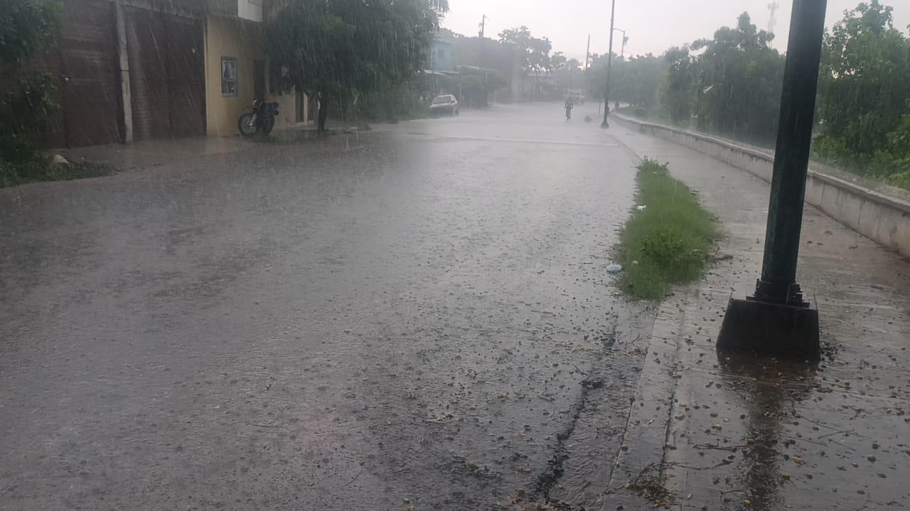 $!Tras día caluroso, se registra lluvia con apagones de energía eléctrica en Escuinapa