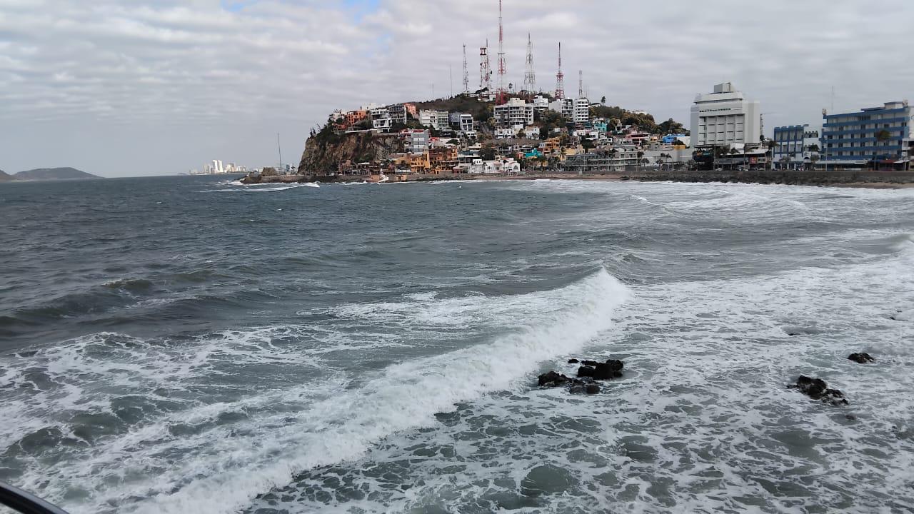 $!Mazatlecos desempolvan chamarras y suéteres ante bajas temperaturas