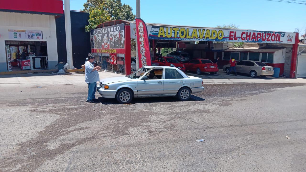 $!Se incendia vehículo por falla eléctrica en Culiacán y apaga el fuego una pipa de Japac