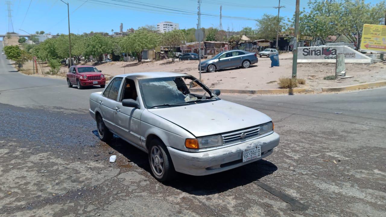 $!Se incendia vehículo por falla eléctrica en Culiacán y apaga el fuego una pipa de Japac