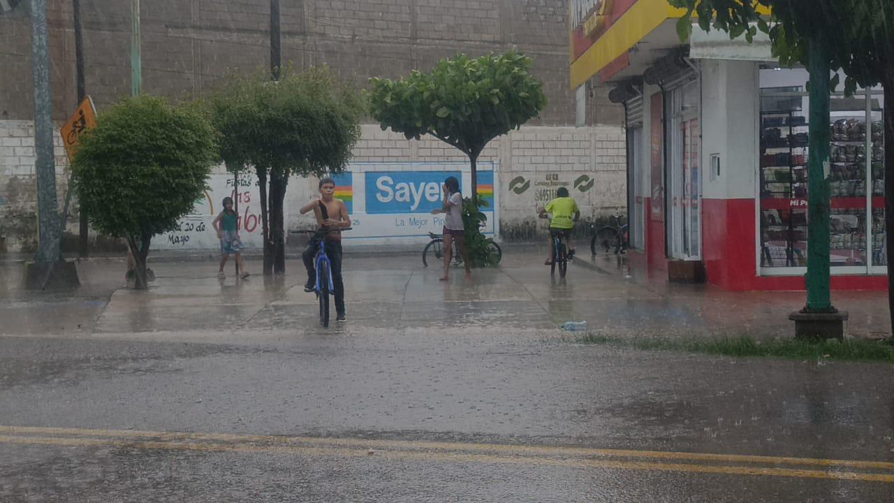 $!Tras día caluroso, se registra lluvia con apagones de energía eléctrica en Escuinapa